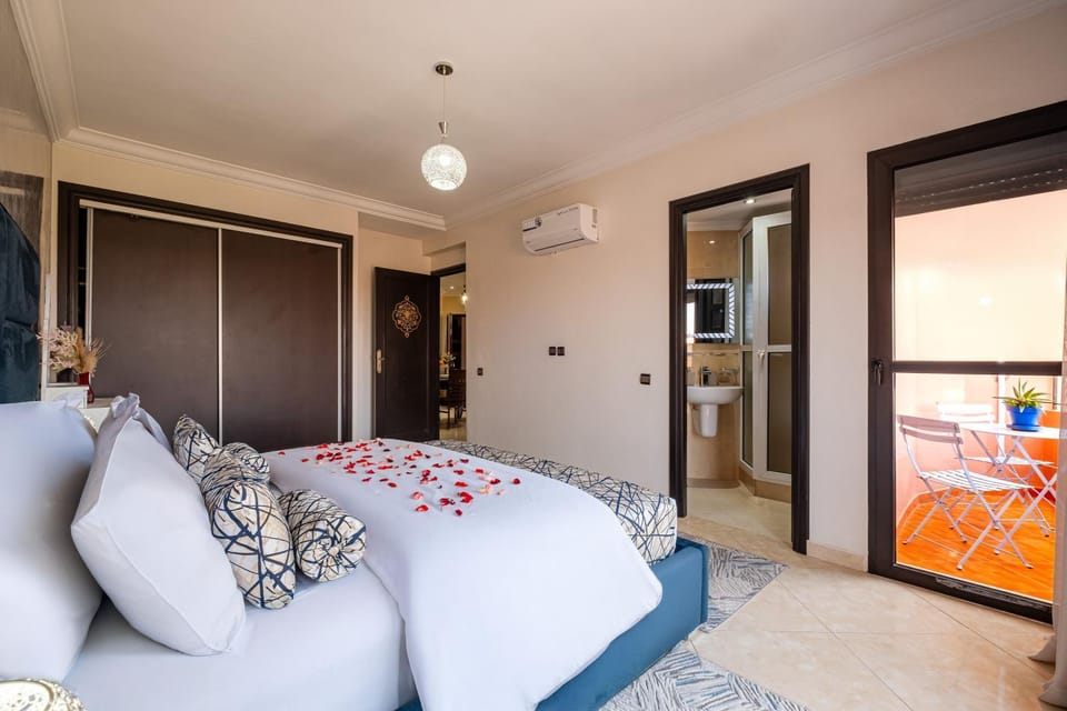 Photo of the whole room, Bedroom