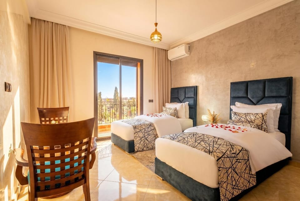 Bed, Photo of the whole room, Seating area, Bedroom