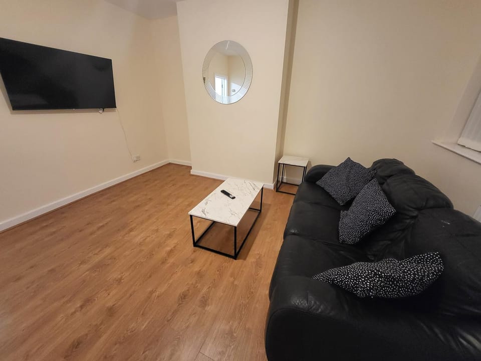 TV and multimedia, Living room, Seating area, Evening entertainment