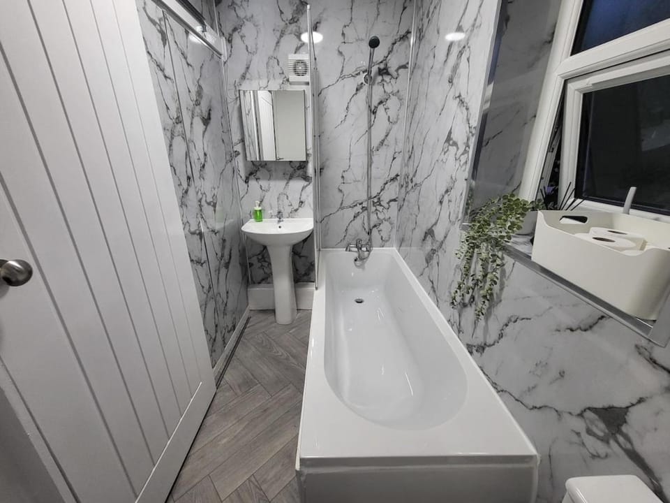 Shower, Toilet, Bathroom, Bath