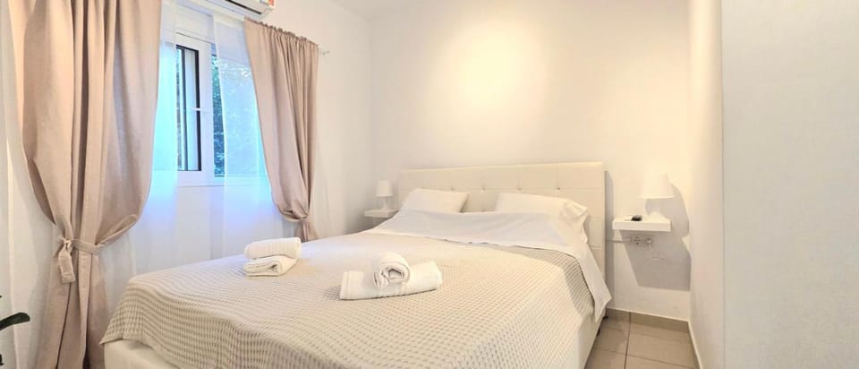 Bright Modern 2026 Garden Studio Near Metro and ACG Apartment in Chalandri