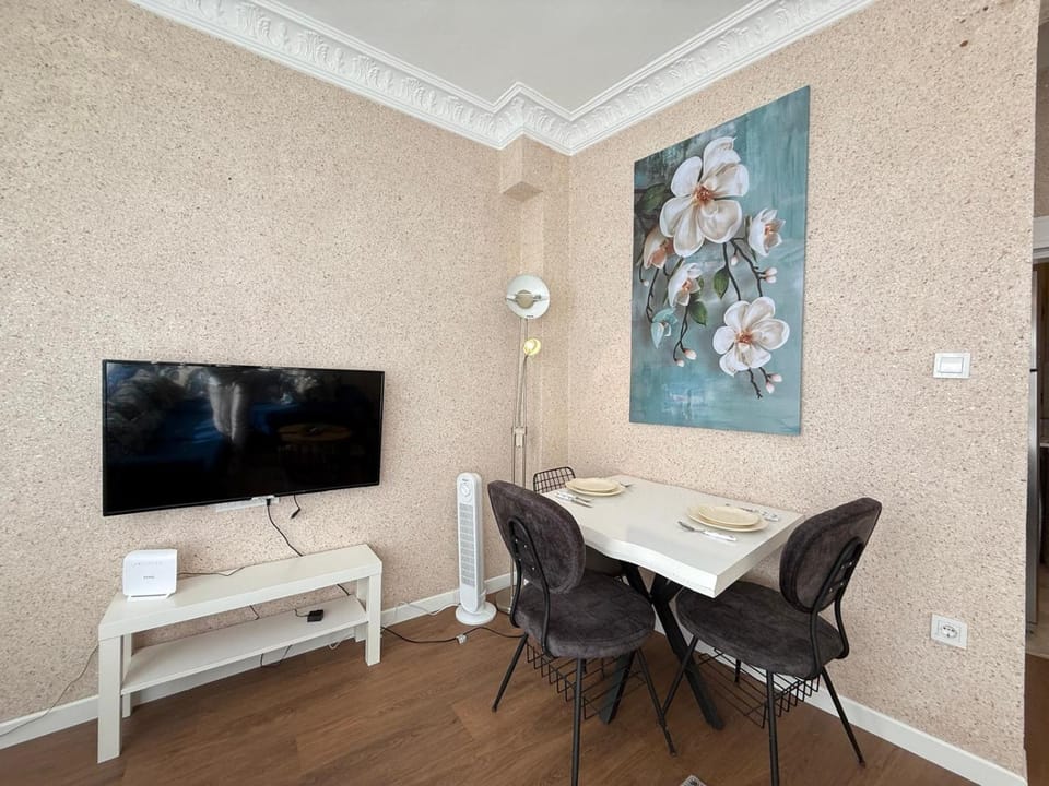 TV and multimedia, Living room, Seating area, Dining area