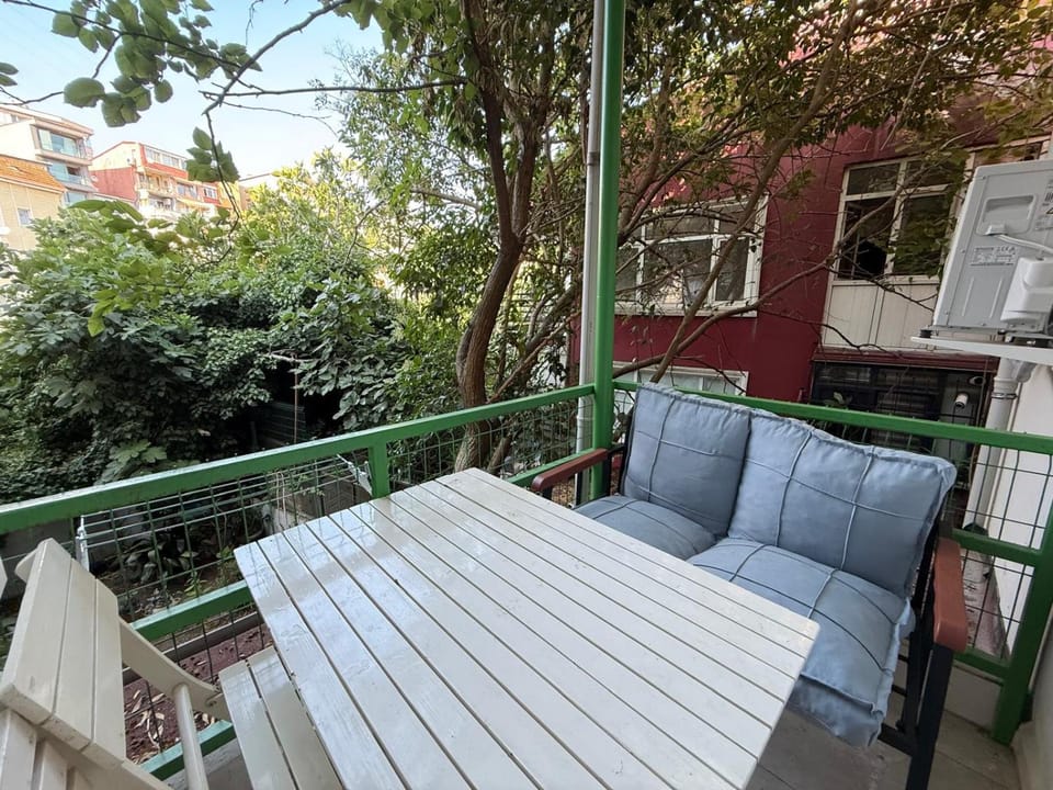 Property building, Patio, Spring, Day, Garden, View (from property/room), Balcony/Terrace, Living room, Seating area, Dining area, Garden view