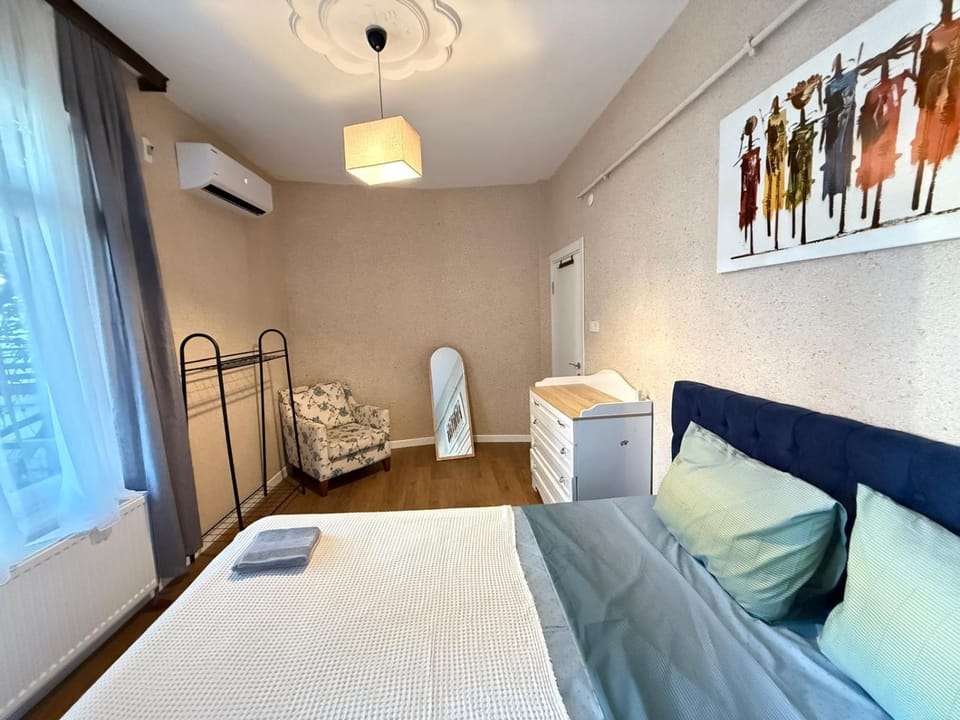 Bed, Photo of the whole room, Bedroom, towels, air conditioner