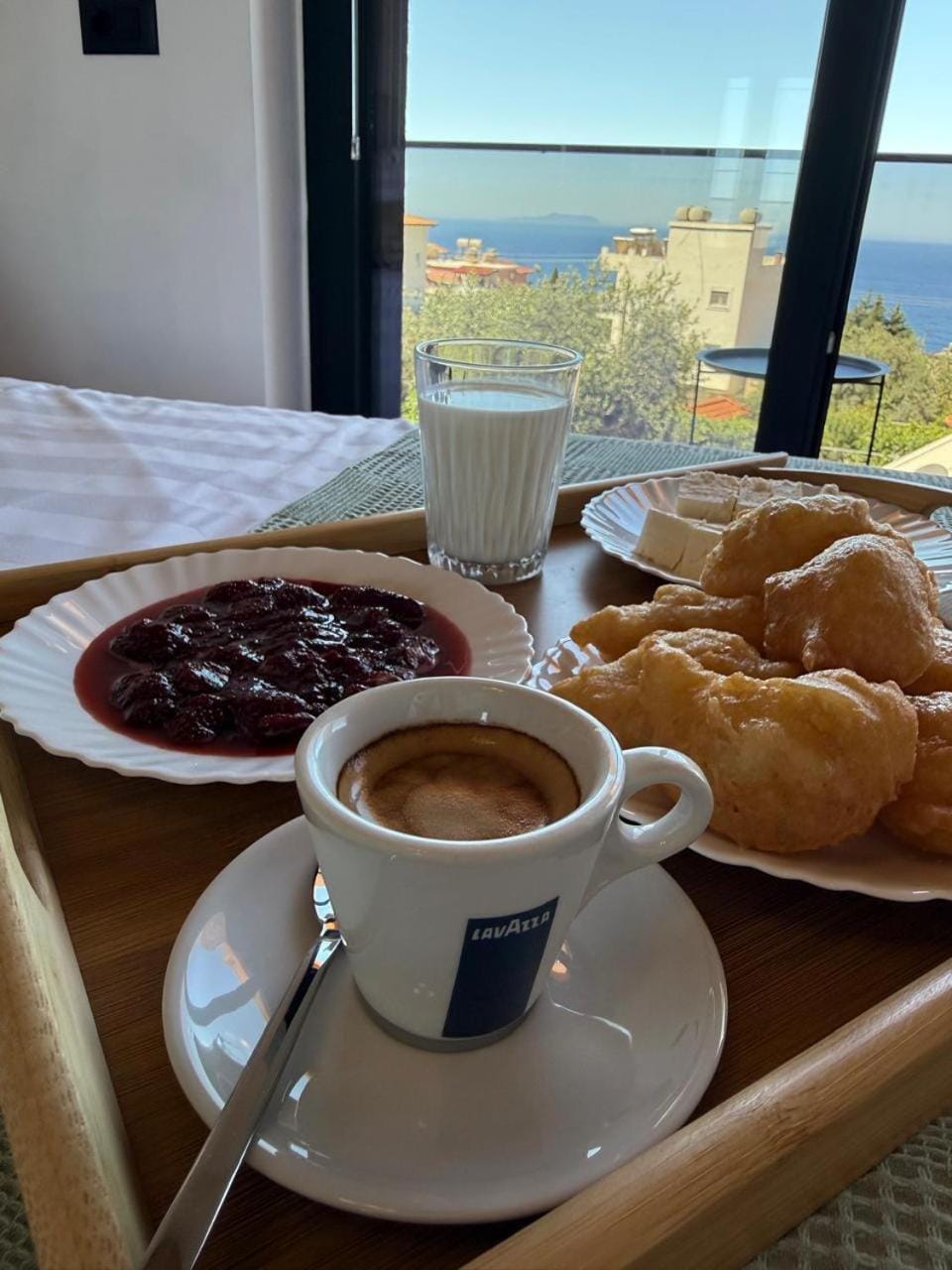 Bed, Coffee/tea facilities, Food and drinks, Photo of the whole room, Bedroom, Food, Sea view, Continental breakfast
