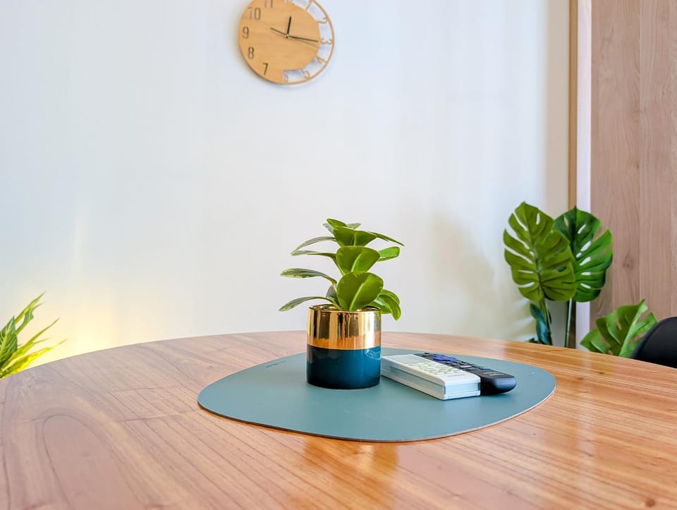 TV and multimedia, Decorative detail, Seating area, Entertainment, internet, air conditioner
