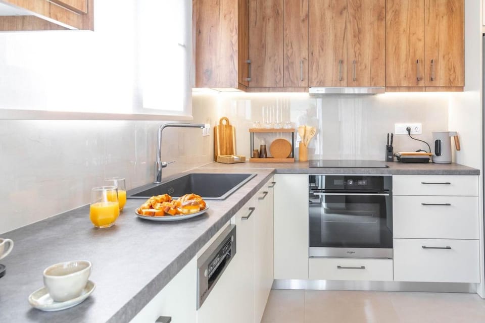 Marikas bright luxury apartment 2BR with spacious balcony- walk to the beach and city centre Apartment in Lasithi