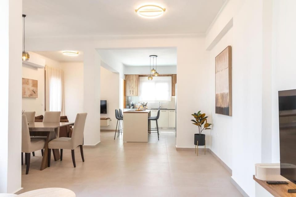 Marikas bright luxury apartment 2BR with spacious balcony- walk to the beach and city centre Apartment in Lasithi