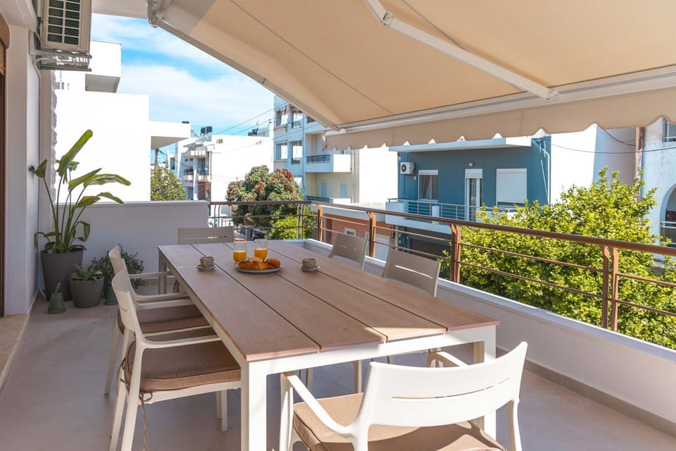 Marikas bright luxury apartment 2BR with spacious balcony- walk to the beach and city centre Apartment in Lasithi