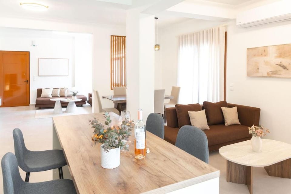 Marikas bright luxury apartment 2BR with spacious balcony- walk to the beach and city centre Apartment in Lasithi
