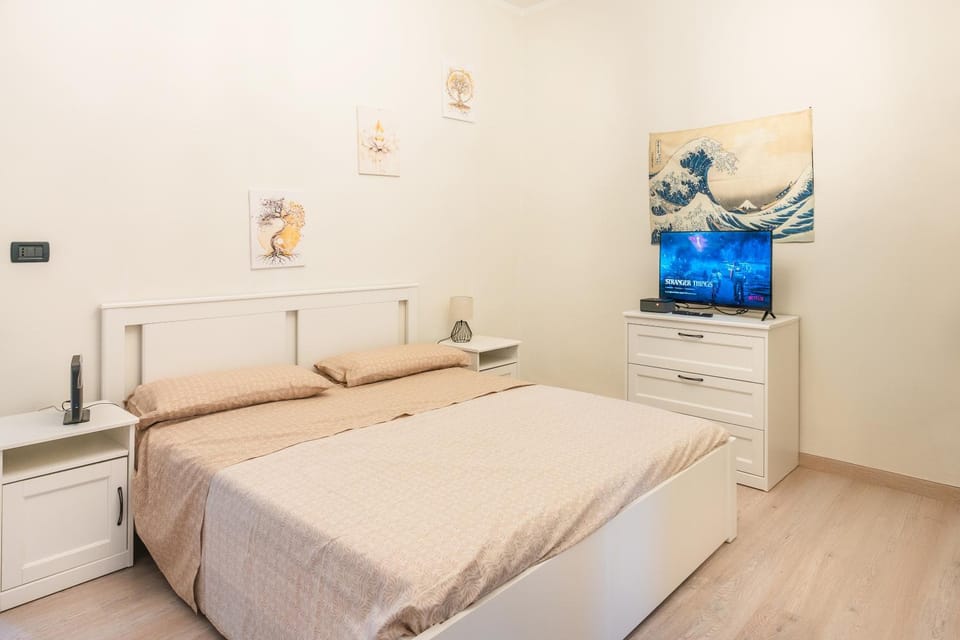 Bed, TV and multimedia, Photo of the whole room, Bedroom