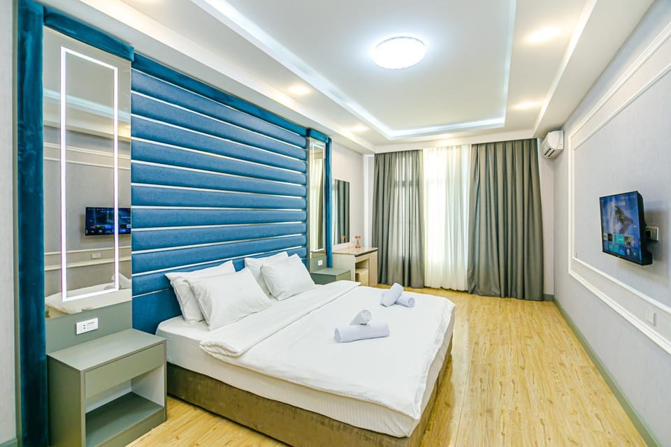 Bed, TV and multimedia, Bedroom, towels