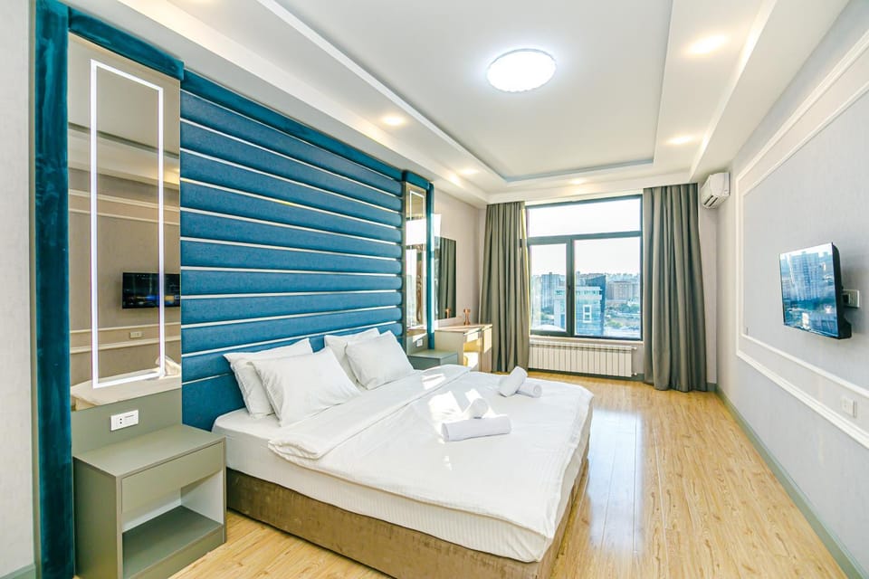 Bed, TV and multimedia, Photo of the whole room, Bedroom, towels