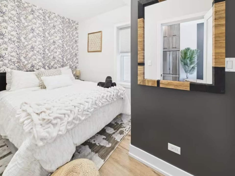 Peaceful Zen Flat 2BR Oasis with Free Parking Apartment in Chicago
