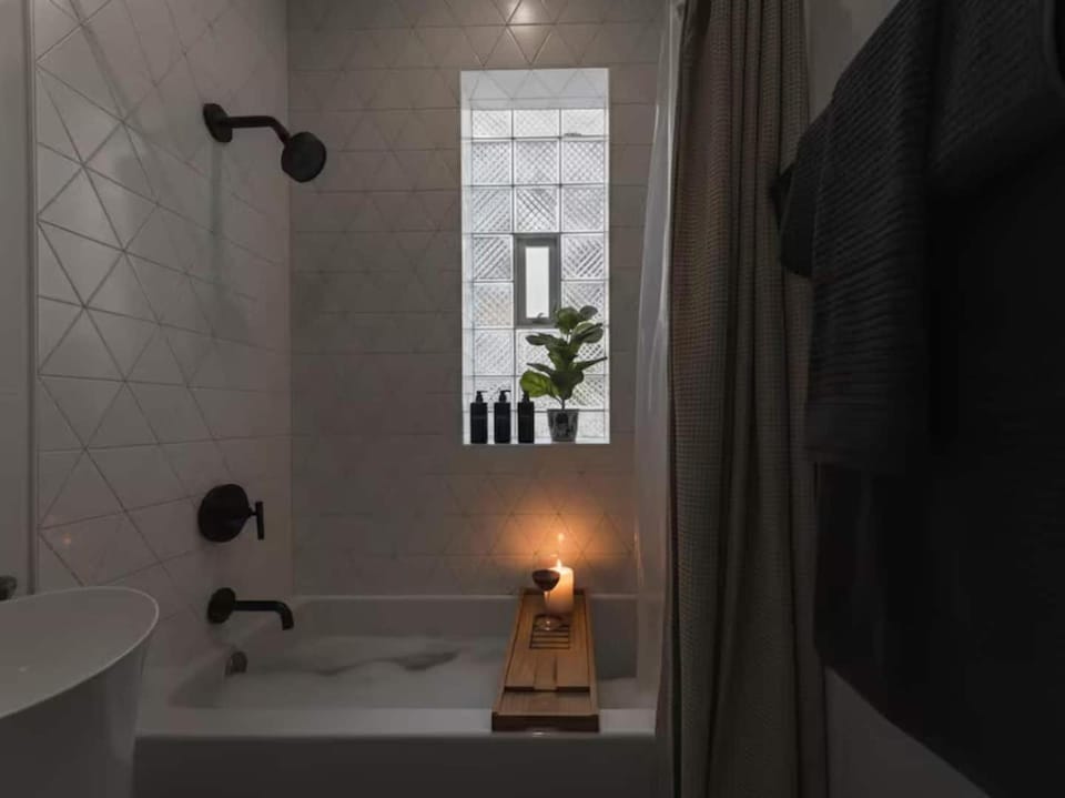 Peaceful Zen Flat 2BR Oasis with Free Parking Apartment in Chicago