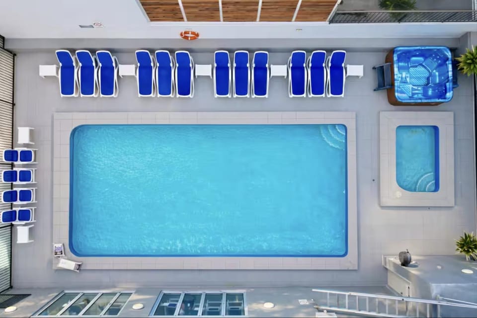 Pool view, Swimming pool, sunbed