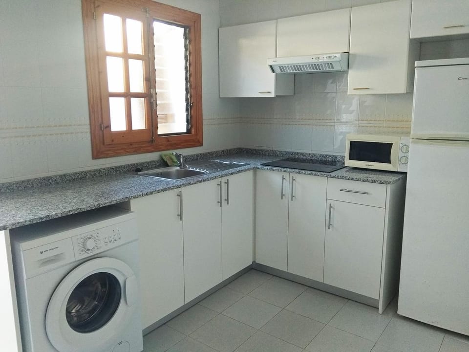 Kitchen or kitchenette, minibar, washing machine