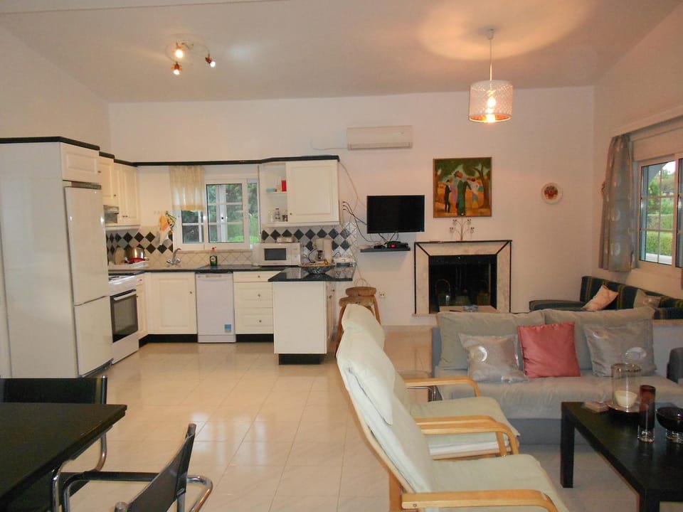 Kitchen or kitchenette, Living room, Seating area, Dining area, Garden view, Mountain view, Sea view