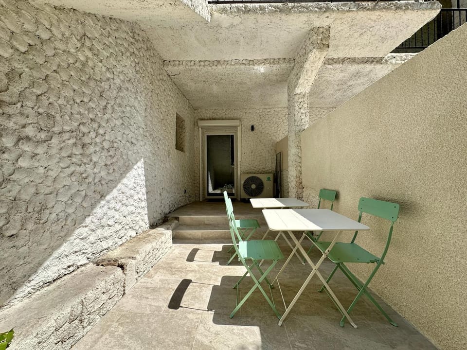 Patio, Dining area