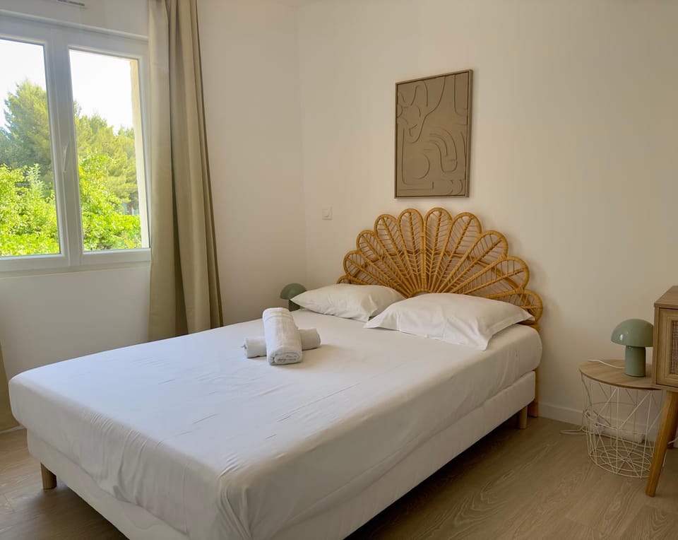 Bed, Photo of the whole room, Bedroom, towels