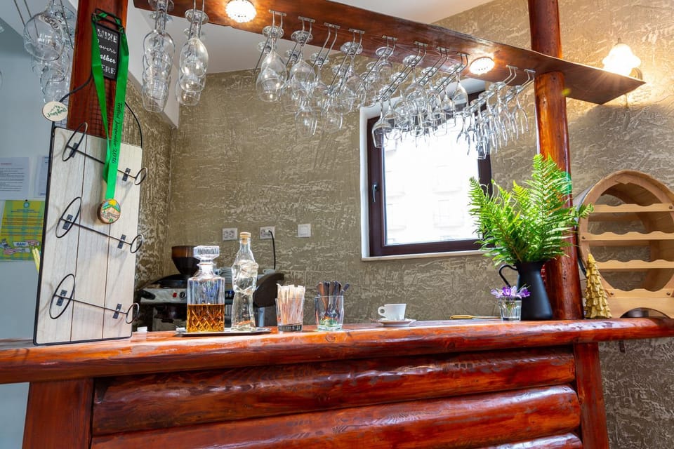 Drinks, Alcoholic drinks, Internal: Not applicable to any particular room