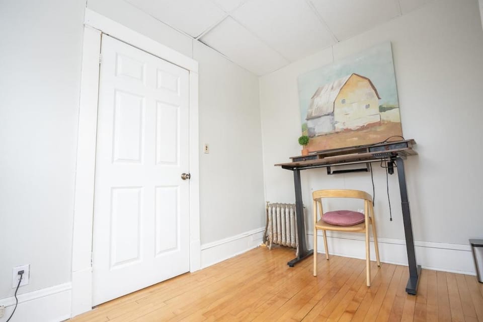 3 bedrooms with parking near NE Arts District, 15min to NSC and US Bank Stadium House in Minneapolis