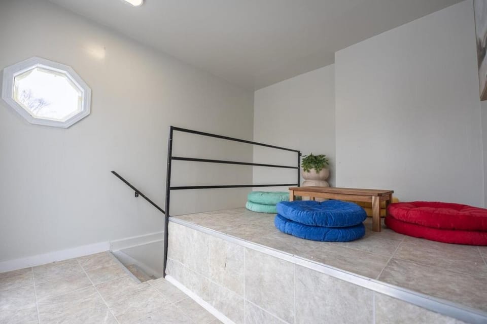 3 bedrooms with parking near NE Arts District, 15min to NSC and US Bank Stadium House in Minneapolis