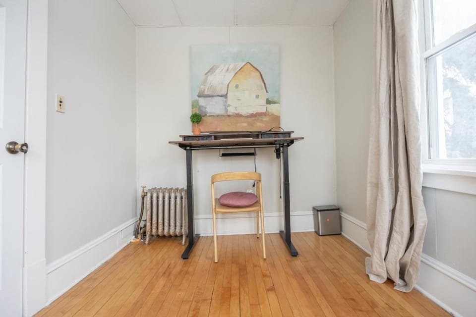 3 bedrooms with parking near NE Arts District, 15min to NSC and US Bank Stadium House in Minneapolis