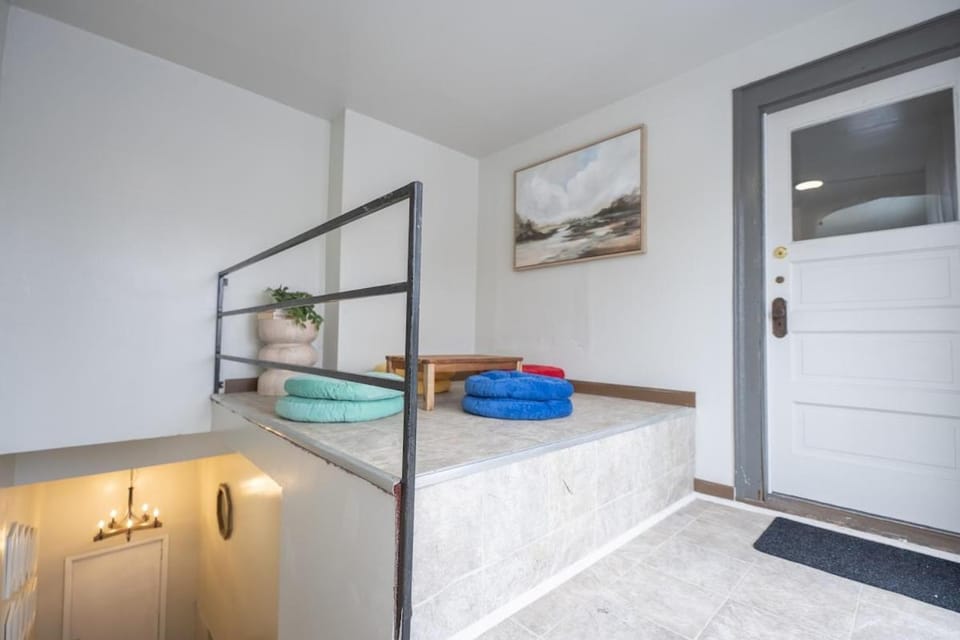 3 bedrooms with parking near NE Arts District, 15min to NSC and US Bank Stadium House in Minneapolis