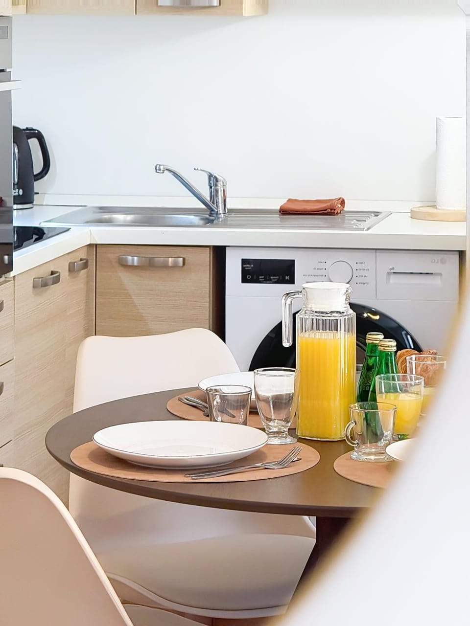 Kitchen or kitchenette, Dining area