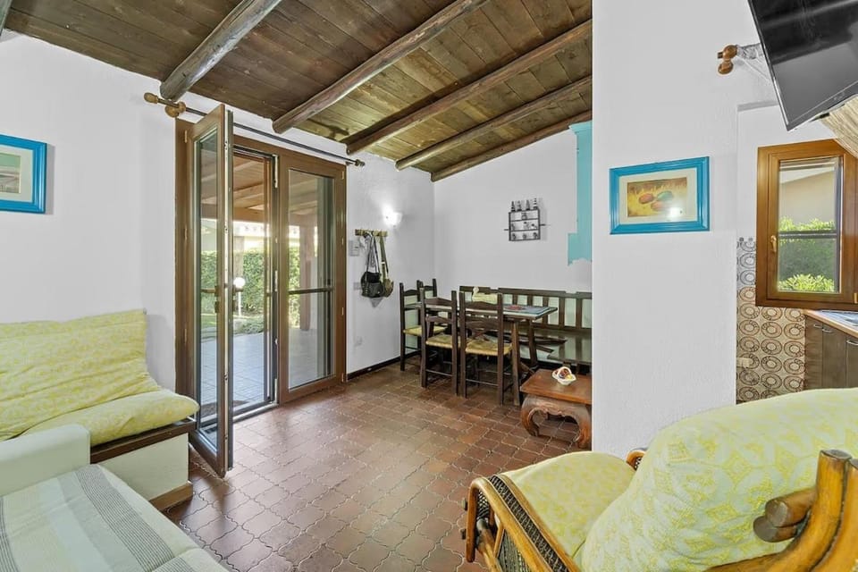 TV and multimedia, Living room, Photo of the whole room, Seating area, Dining area