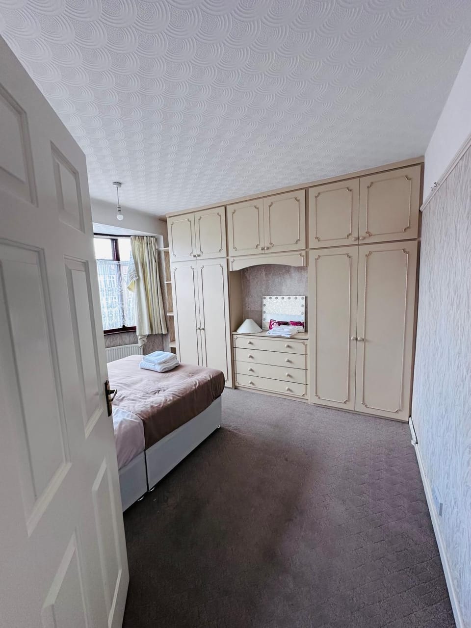 Bright Double Room Opposite Wollaton Hall & Deer Park , Free Parking Vacation rental in Nottingham
