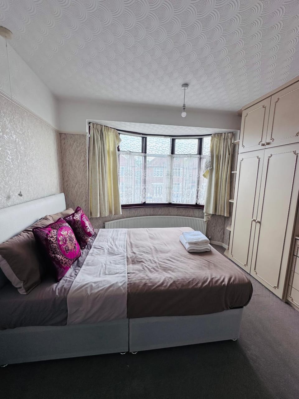 Bright Double Room Opposite Wollaton Hall & Deer Park , Free Parking Vacation rental in Nottingham