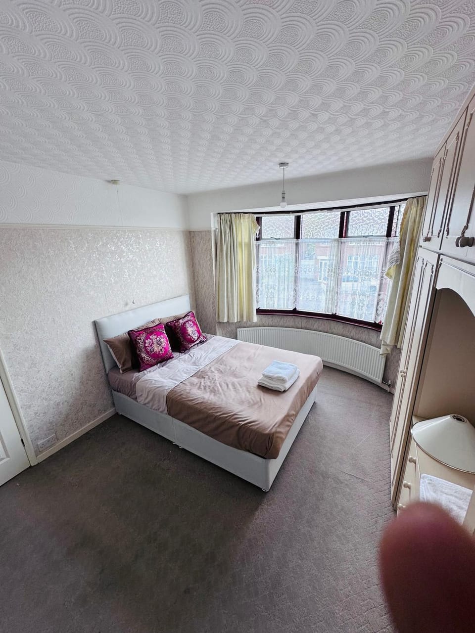 Bright Double Room Opposite Wollaton Hall & Deer Park , Free Parking Vacation rental in Nottingham