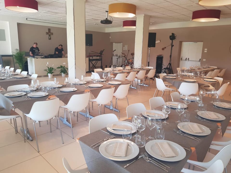 Restaurant/places to eat, Restaurant/places to eat, Living room, Banquet/Function facilities, Seating area, wedding