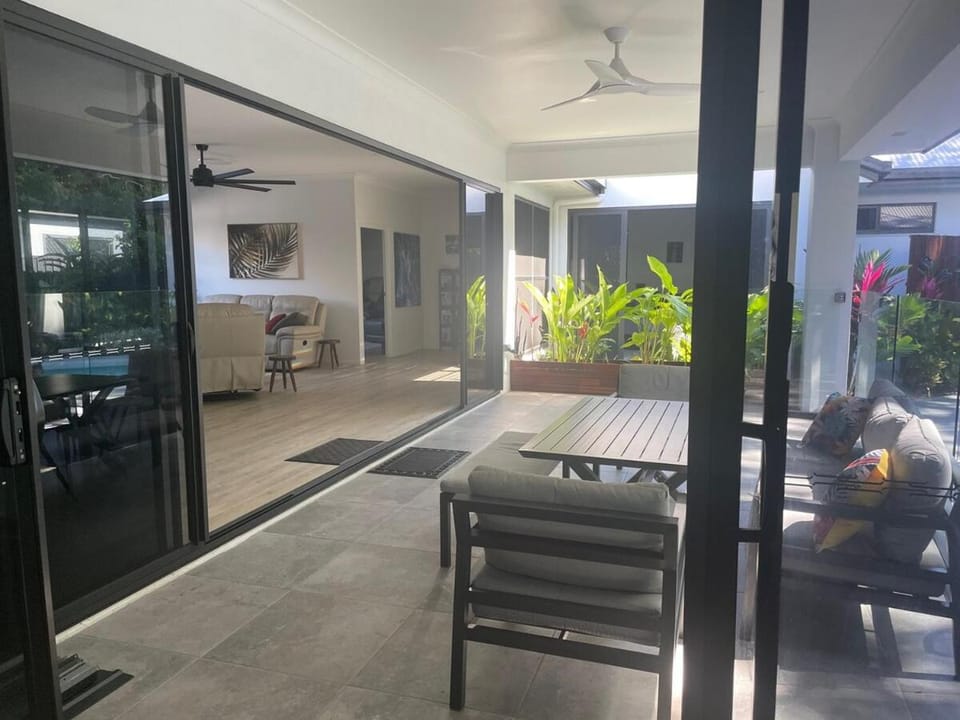 Eden On Beach! House in Palm Cove