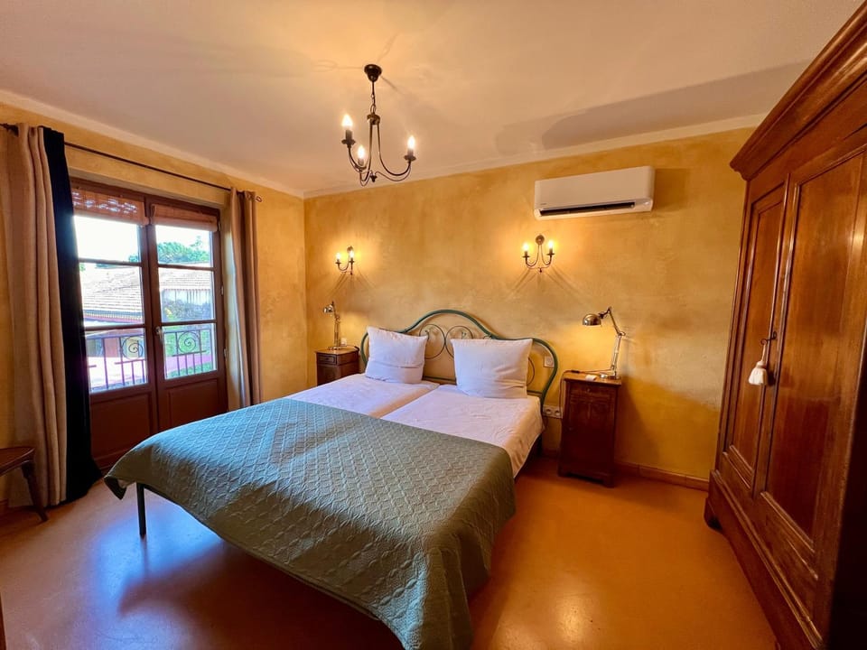 Bedroom, air conditioner