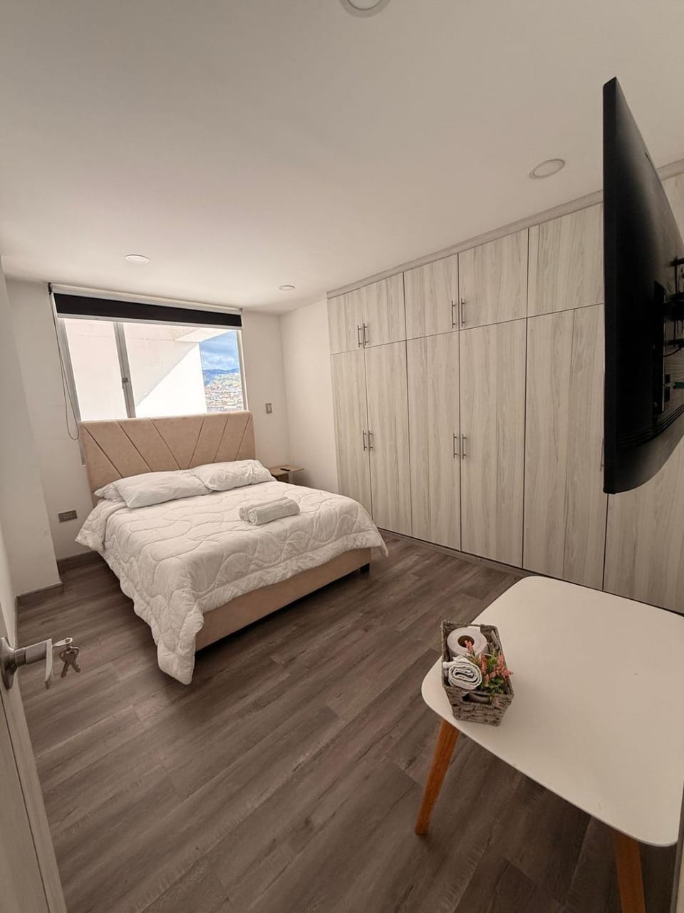 Bed, TV and multimedia, Photo of the whole room, Bedroom, towels