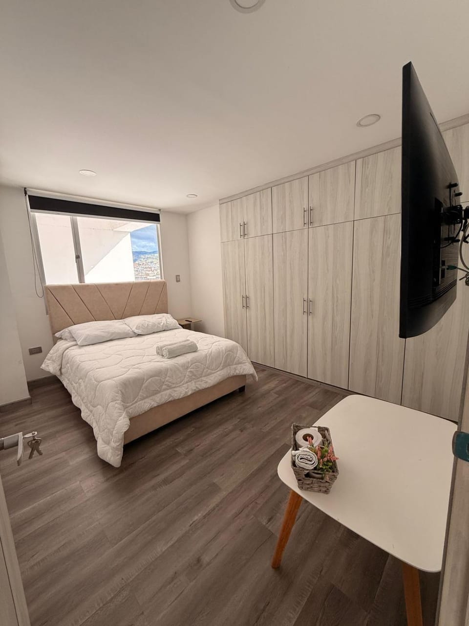 Bed, TV and multimedia, Photo of the whole room, Bedroom, towels