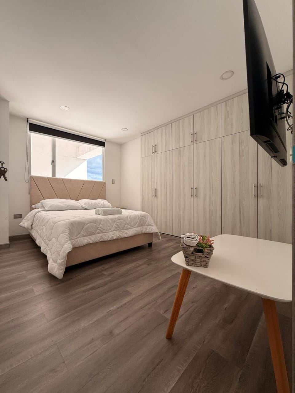 Bed, TV and multimedia, Photo of the whole room, Bedroom