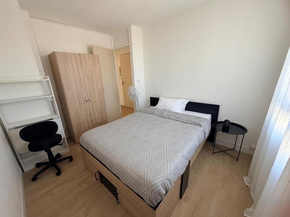 Grand T5 climatisé-4 Chambres-Parking-Tram 3min-8 Pers Apartment in Montpellier