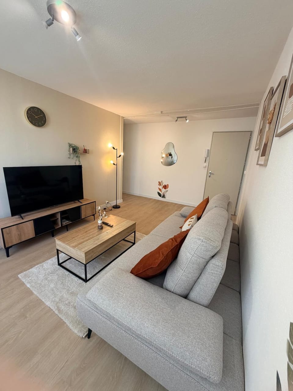 Grand T5 climatisé-4 Chambres-Parking-Tram 3min-8 Pers Apartment in Montpellier