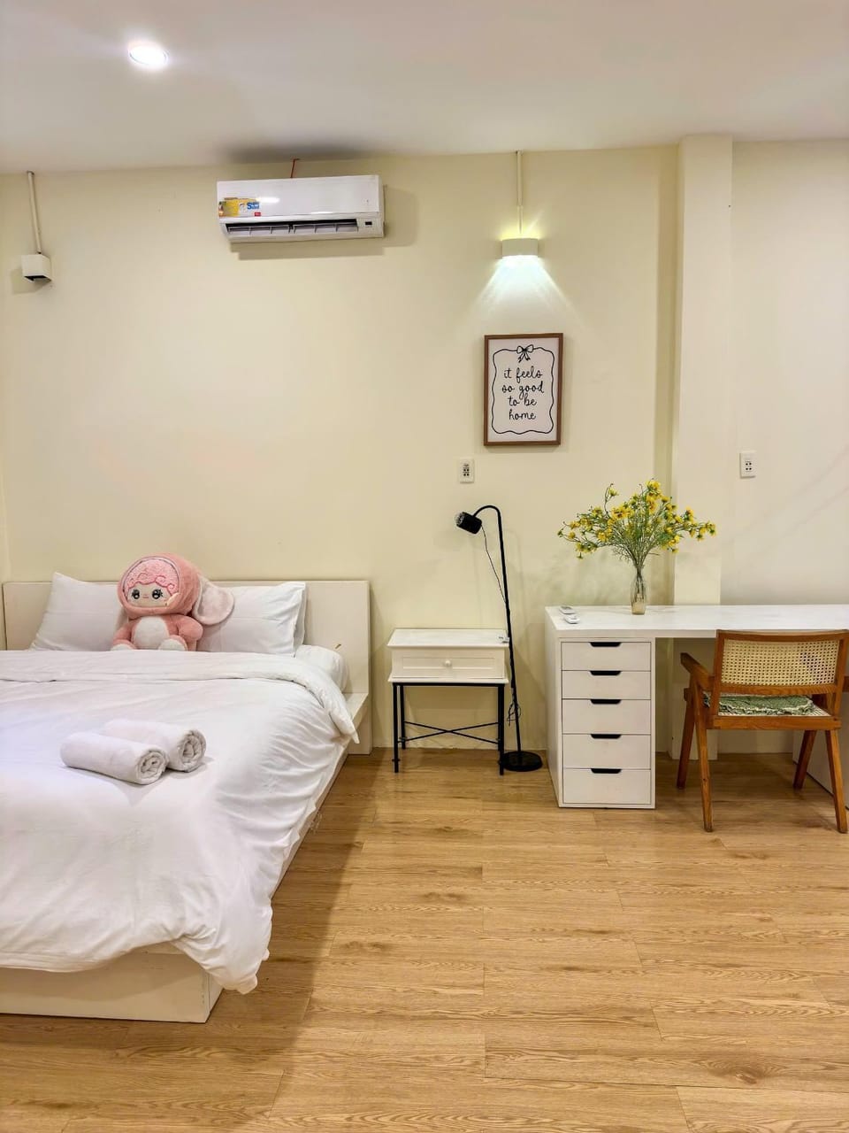 Bed, Seating area, Bedroom