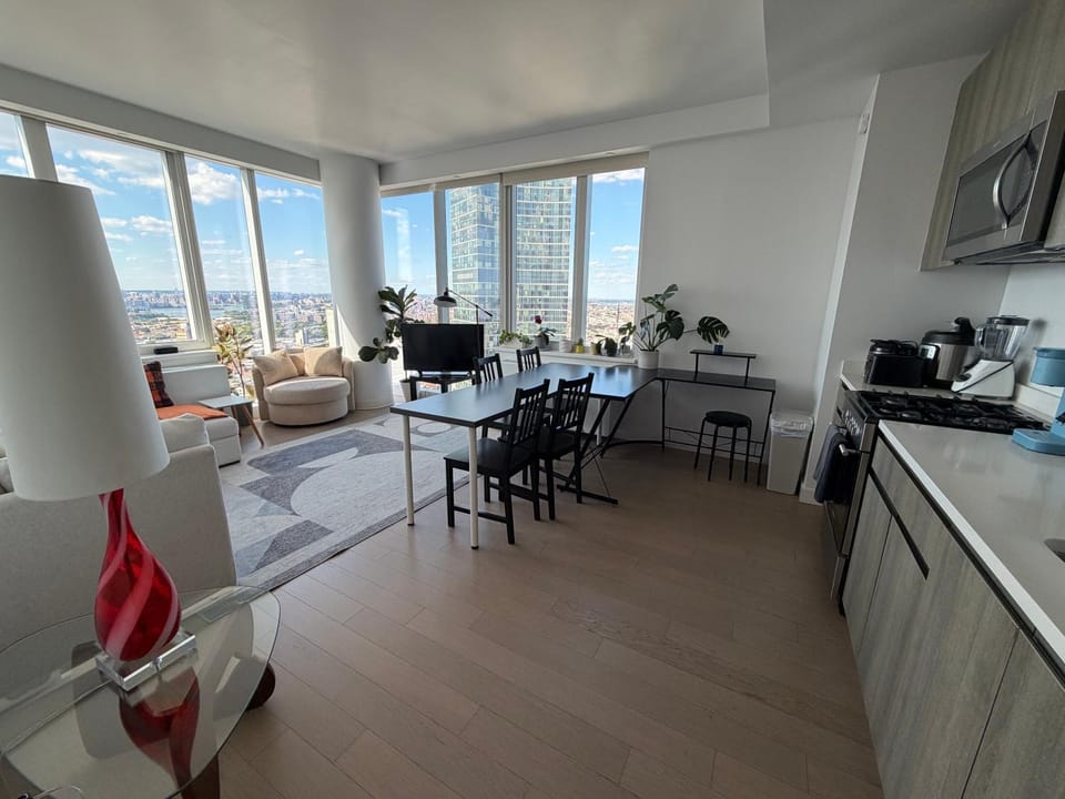 HIGH FLOOR LUXURY CORNER 2BR2BA APT STUNNING PANORAMIC CITY VIEWs 1 STOP TO MIDTOWN MANHATTAN Apartment in Sunnyside