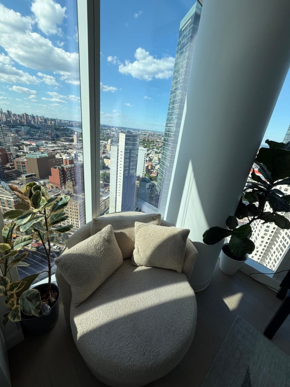 HIGH FLOOR LUXURY CORNER 2BR2BA APT STUNNING PANORAMIC CITY VIEWs 1 STOP TO MIDTOWN MANHATTAN Apartment in Sunnyside
