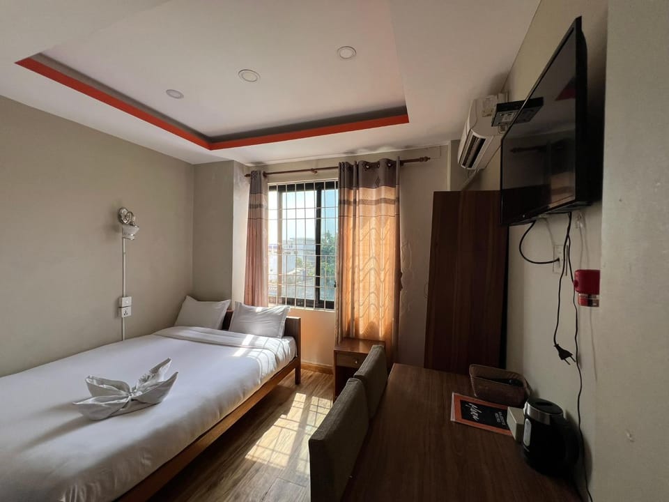 Bed, TV and multimedia, Photo of the whole room, Bedroom, towels, air conditioner
