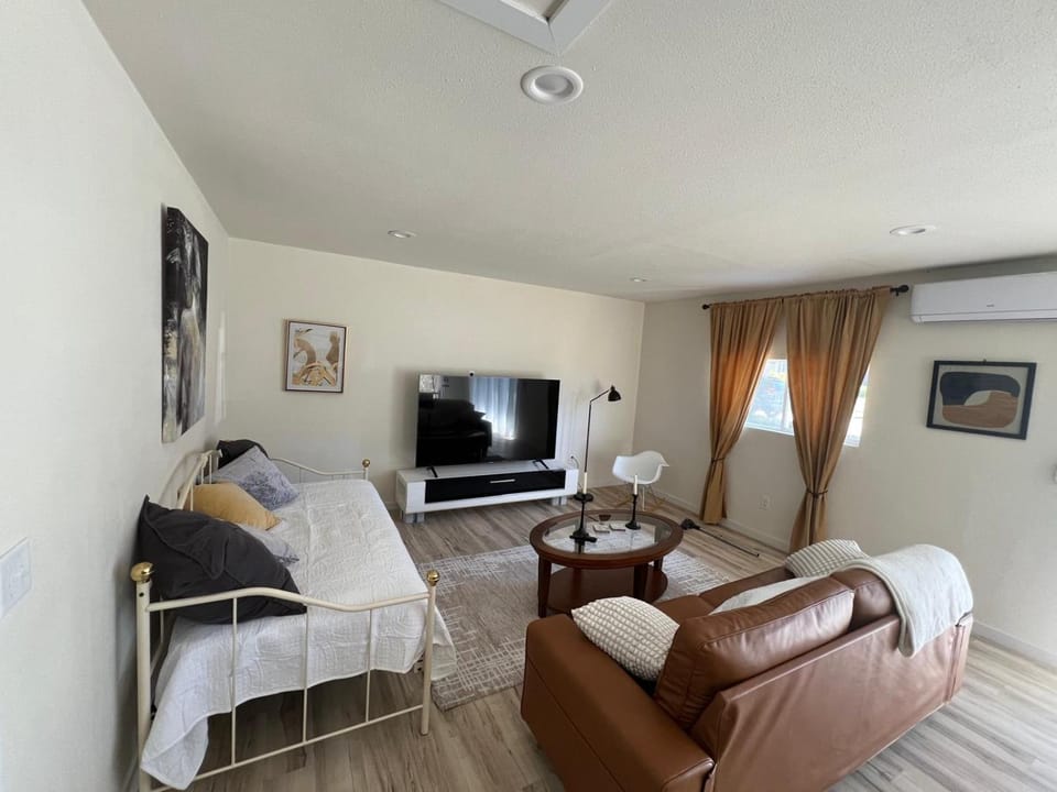 Modern 1bd Luxury Escape featuring Gourmet Kitchen and Spa Retreat bathroom tub House in SeaTac