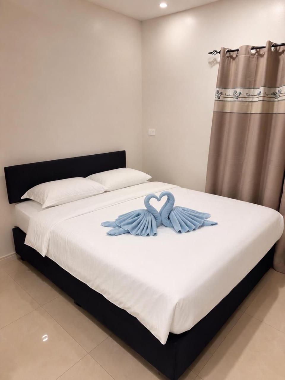 Bed, Bedroom, towels