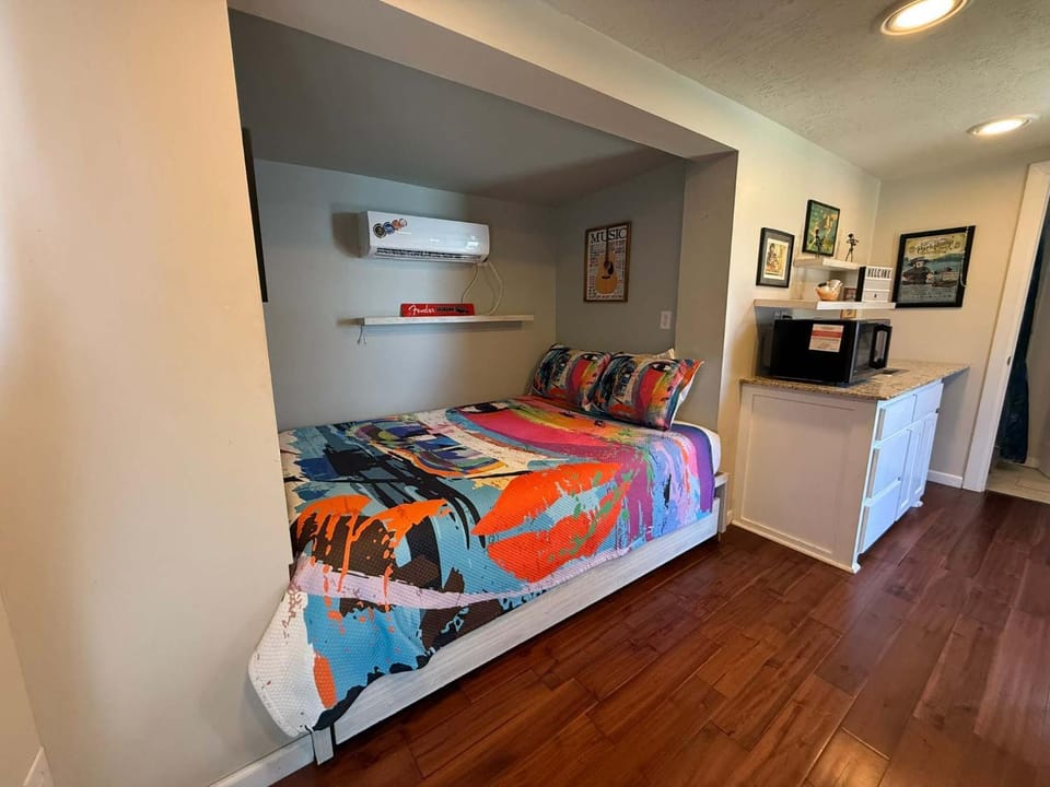 LM Wildlife Rooftop Suite-hiking-Slps 4 w queen bed House in Medicine Park