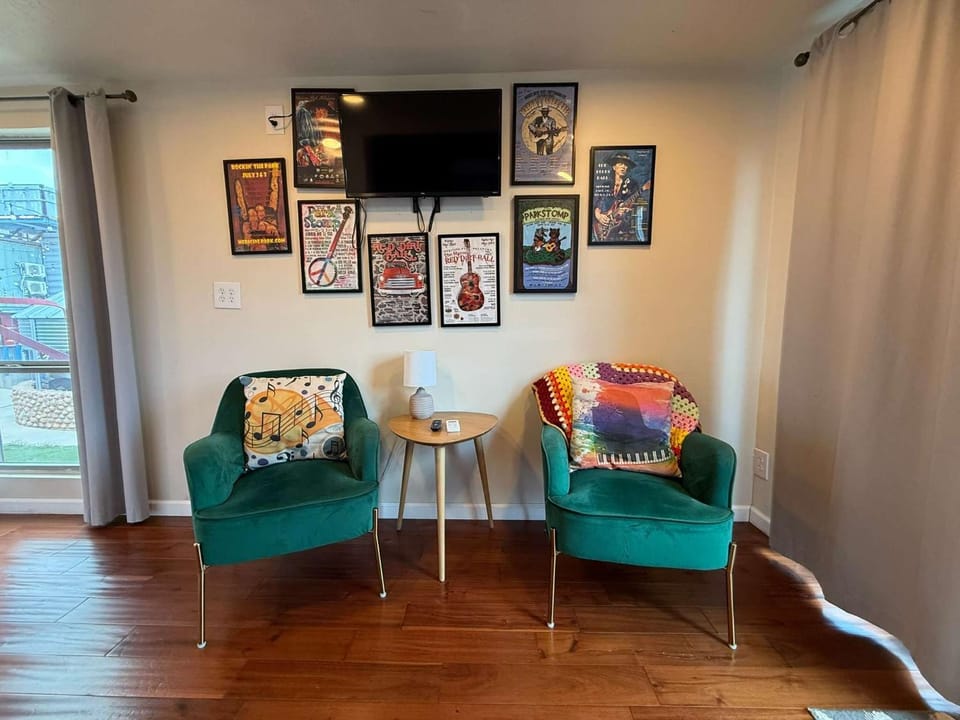LM Wildlife Rooftop Suite-hiking-Slps 4 w queen bed House in Medicine Park